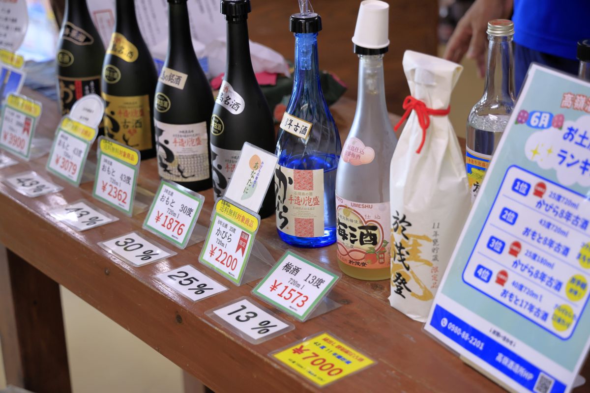 試飲用の泡盛の瓶が並んでいる様子