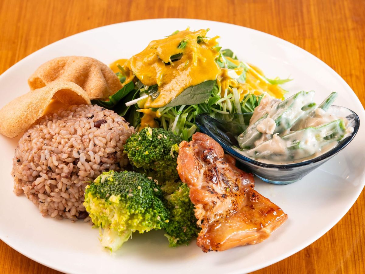 「選べるベジプレートランチ（ひとくちスムージー付き）」3品1200円 ※土・日曜、祝日はプラス200円（ソフトドリンク付き）