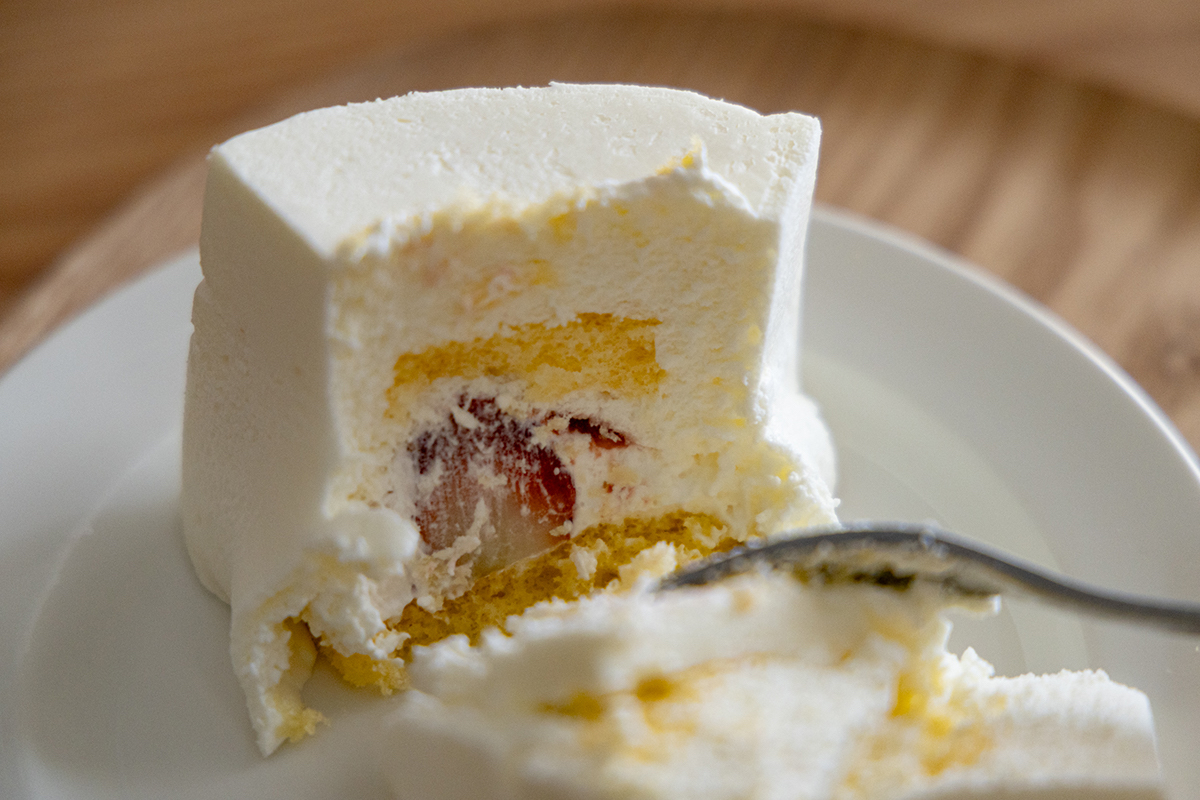 中には大きなイチゴが！食べ進めるうちに、レイヤーでイチゴの食感を楽しめる