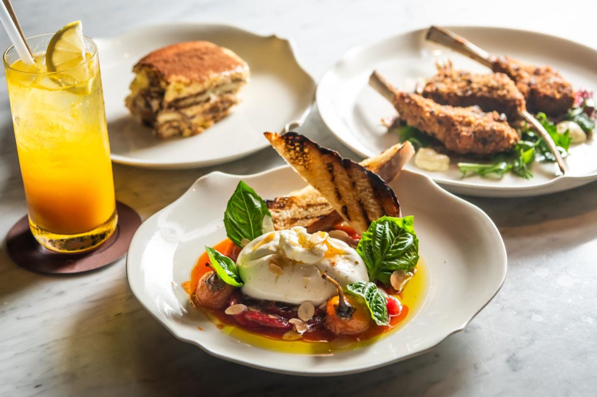 ブラッタチーズRp.16万（真ん中）ブリックチキンRp.19万（右奥）ティラミスRp.80万（左奥）