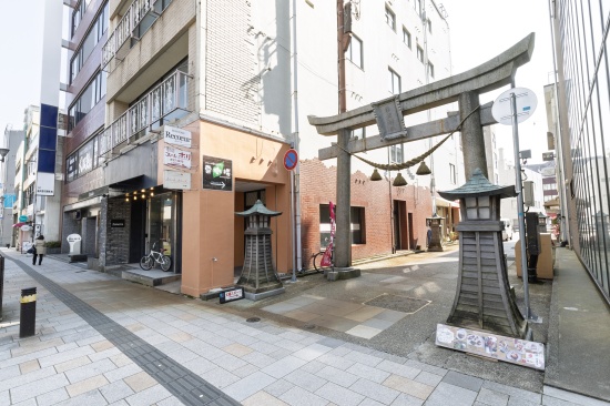 鳥居から50ｍほど進むと、右手側に神社があります