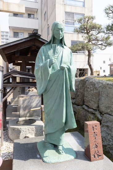 祈願所の手前に立つ、お市の方の像。隣には、お市の方の娘の三姉妹像もあります