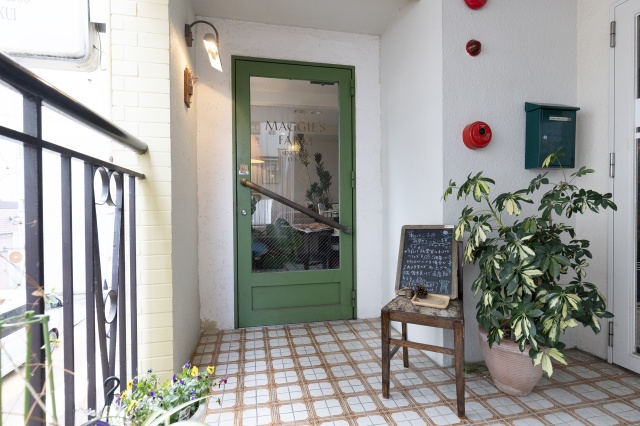 アンティークなドアがお洒落な入口。店はビルの2階にあり、途中の階段の壁にはトリックアートが描かれています