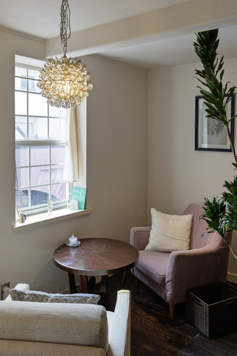 通りを見下ろす窓辺のソファ席。席に限りがあるので、事前に電話予約したほうが確実です