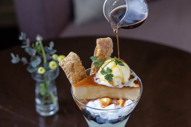 プリンパフェ単品1250円、ドリンクセットは1400円