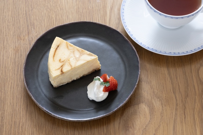 チーズケーキはドリンク付き1200円。写真のキャラメルと黒豆入りのプレーンがあります