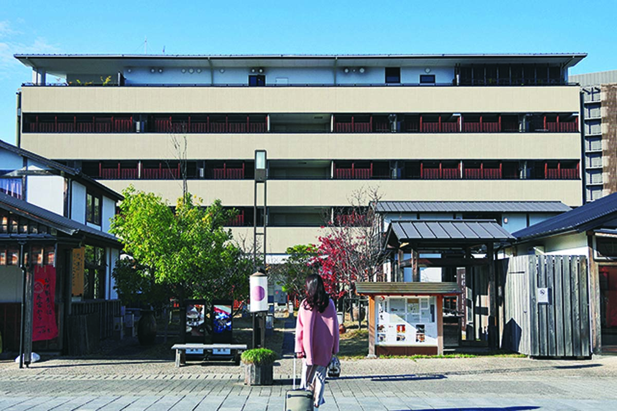 品のあるモダンな佇まいの宿。正面入口は参道側