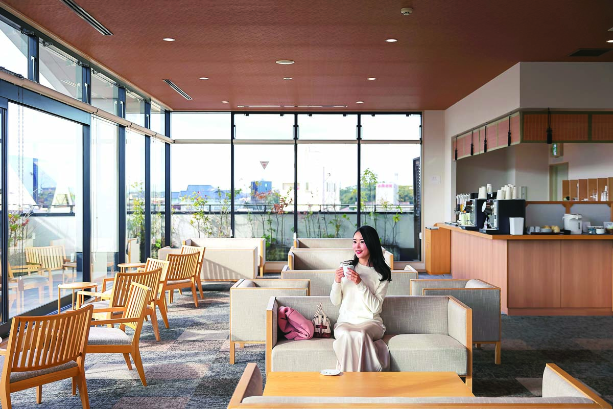 フロアには伊勢で人気のコスメやおみやげが揃うショップもあります