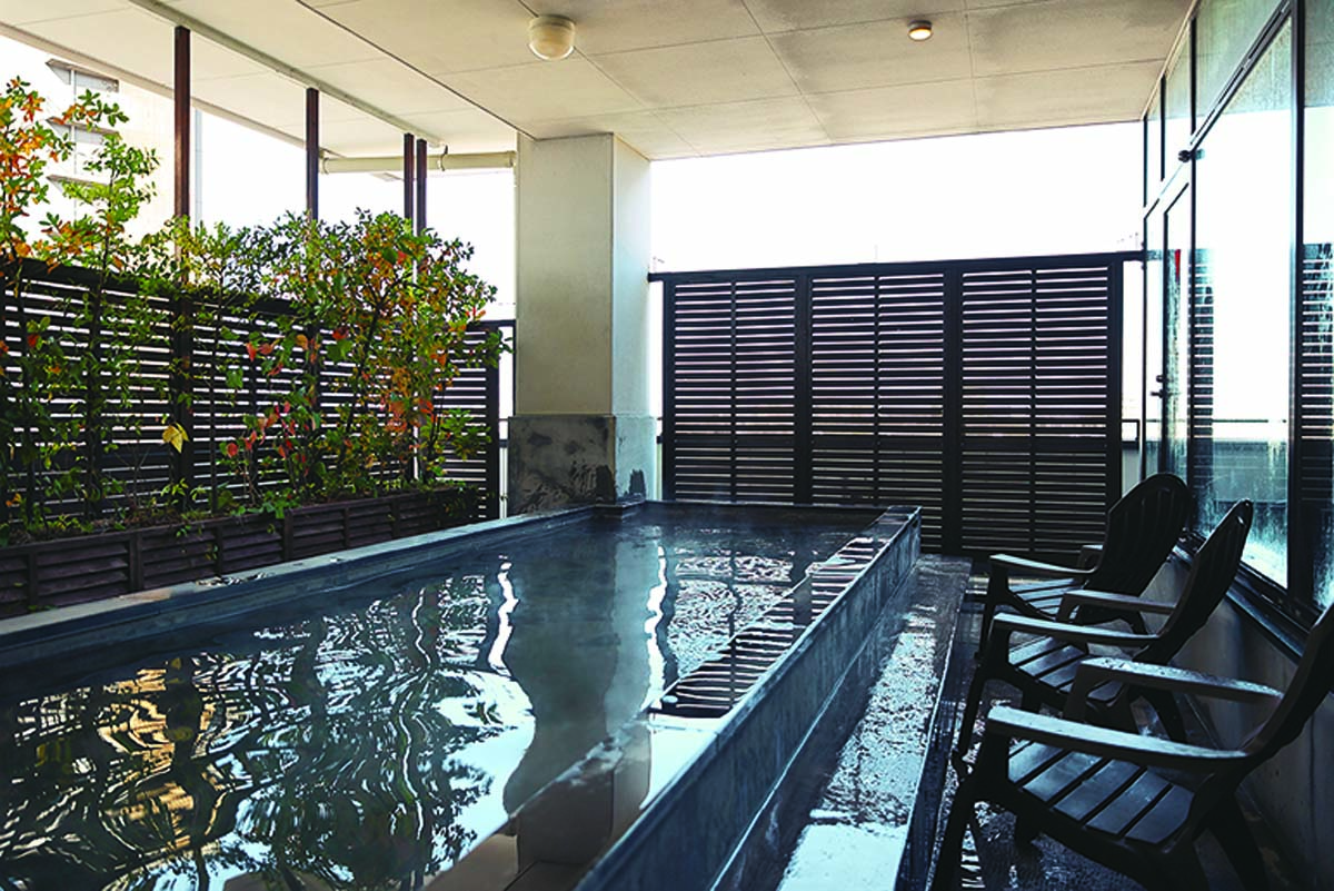 大浴場には御影石の露天風呂もあります。のびのびと過ごしたいならこちらもおすすめ