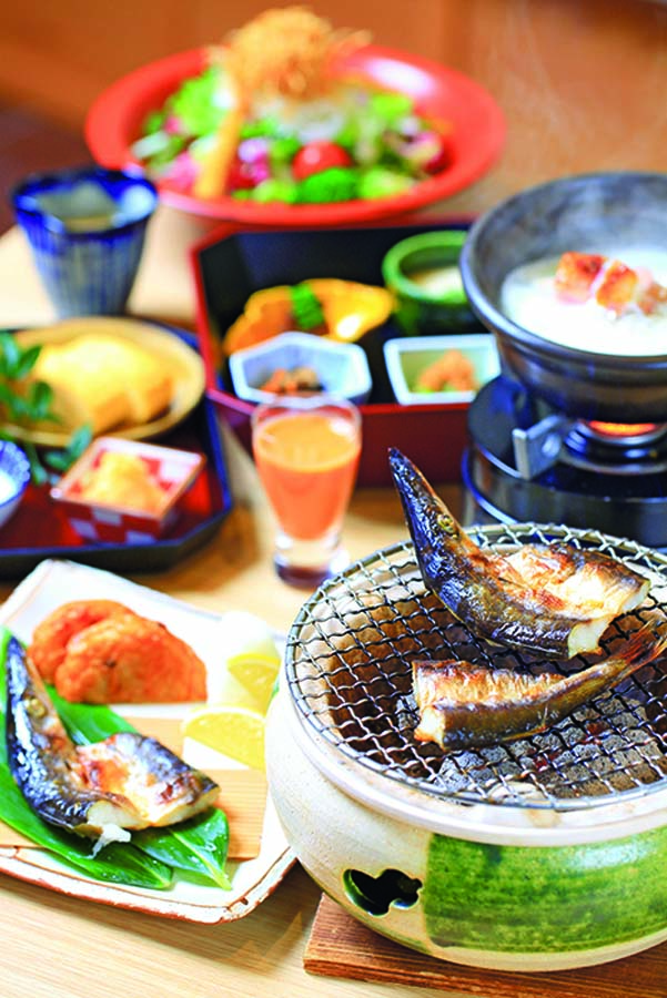 朝餉のご飯は、伊勢神宮に奉納される米を土鍋で炊きで。卓上の七輪で焼く干物も美味しそう