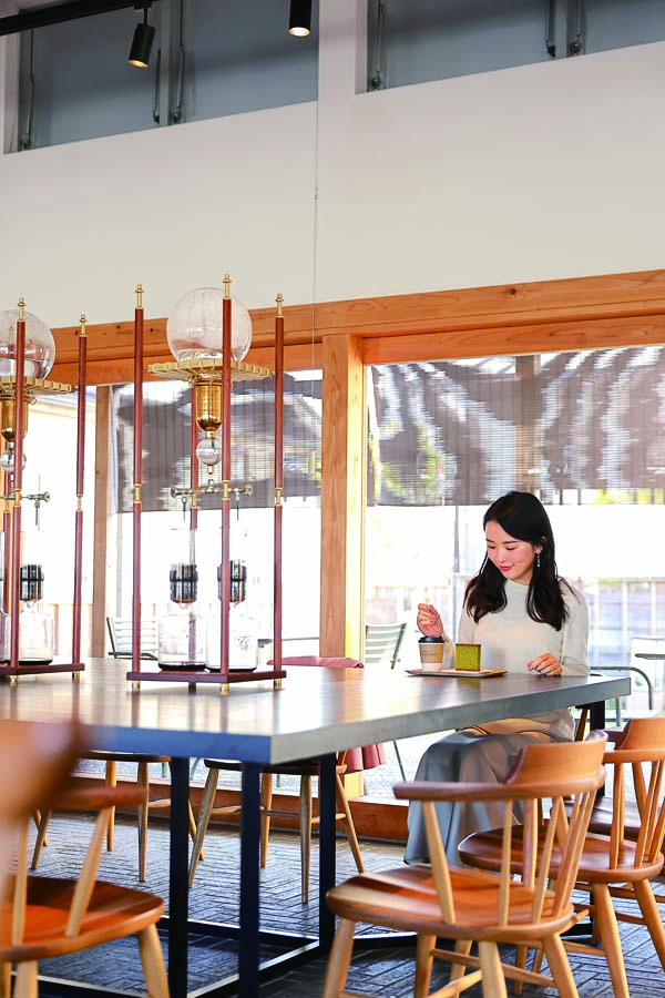 駅側には屋外のテラス席もあります