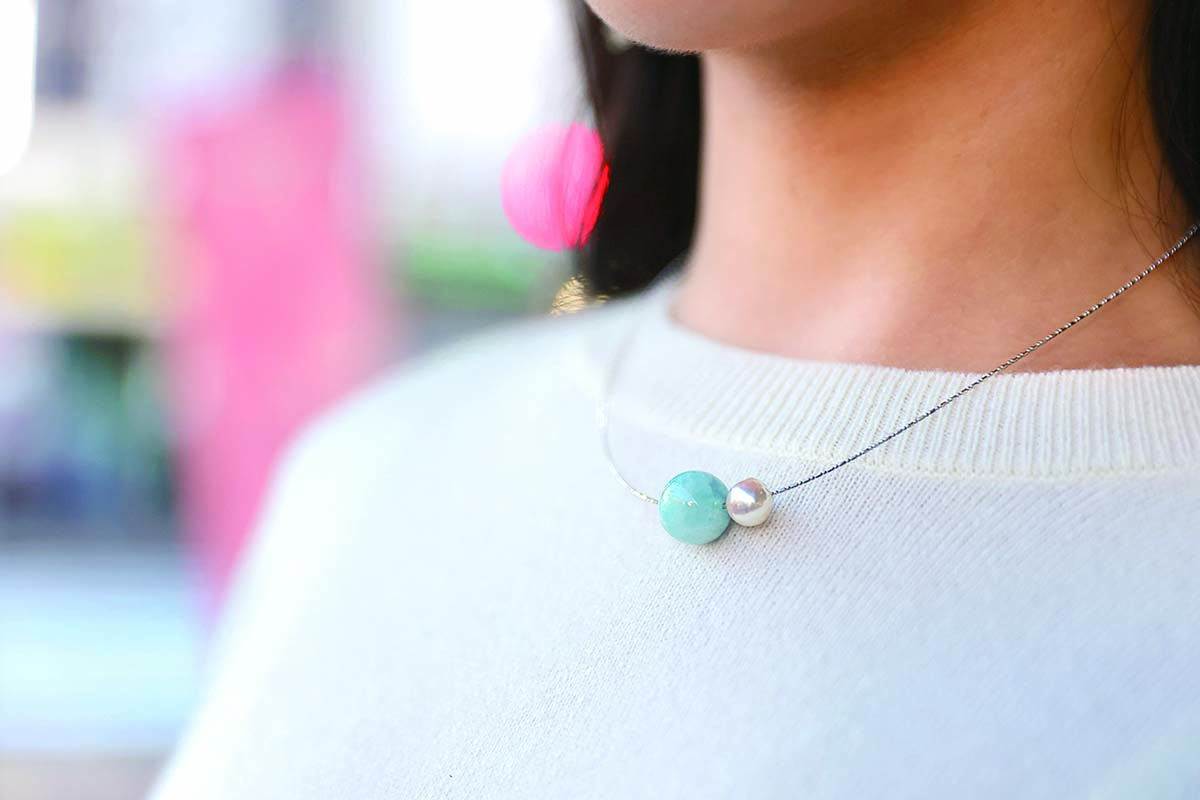 寄り添いあう男岩、女岩の夫婦岩をイメージした天然石のお守りチョーカー1万4960円