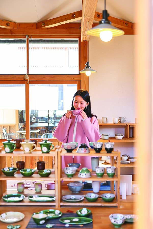 小屋ごとにカテゴリーが異なるうつわがセレクトされています