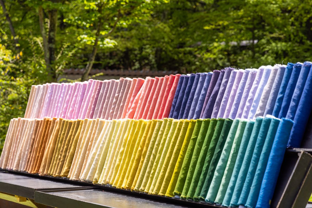 1枚ずつ異なる色合いの100色の布