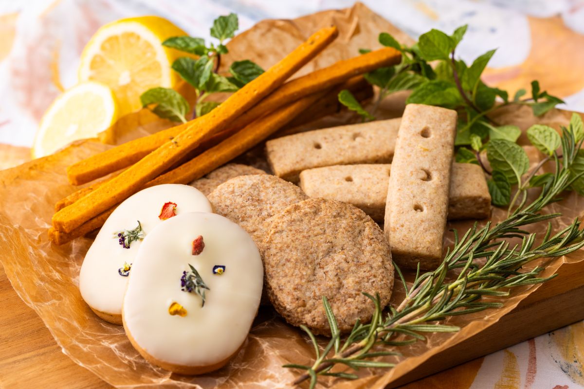 季節のハーブを使った小麦ブラン焼菓子