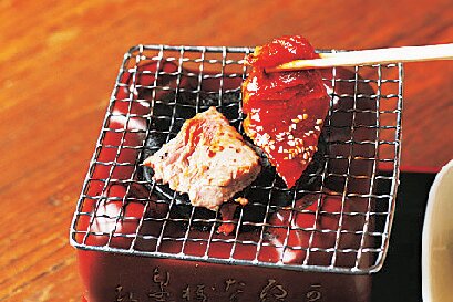 炙ってご飯とともに。七輪にのせて炙る。片面だけ軽く火を通すのがコツ!