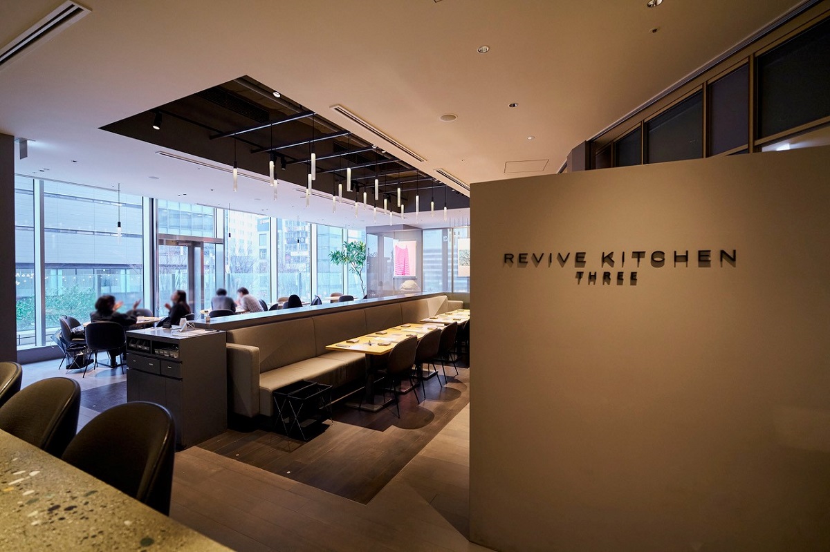 広場を見下ろす開放的な窓際の席をはじめ、程よい間隔でテーブル席が並ぶ