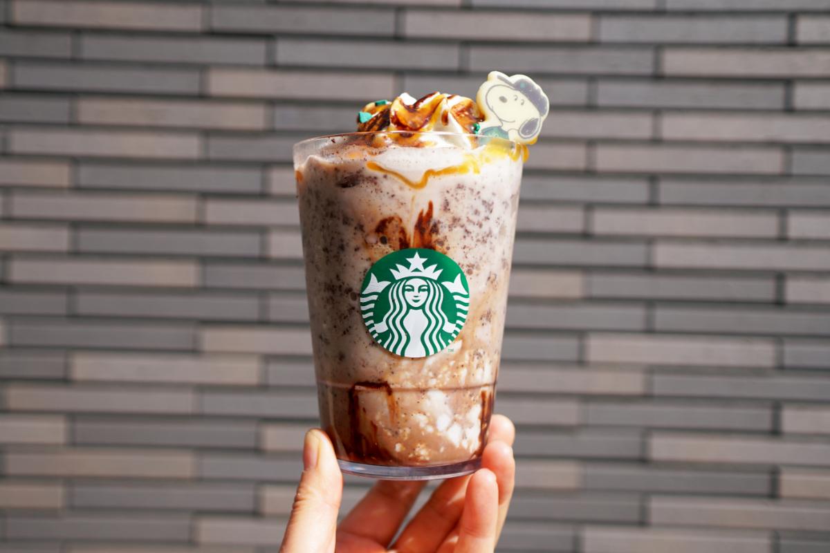 「ジョー カインド スヌーピー キャラメル チョコレート オーツミルク フラペチーノ®」カスタマイズ:チョコレートチップ多め(無料)、【期間限定】ミルクプリン追加(+110円)