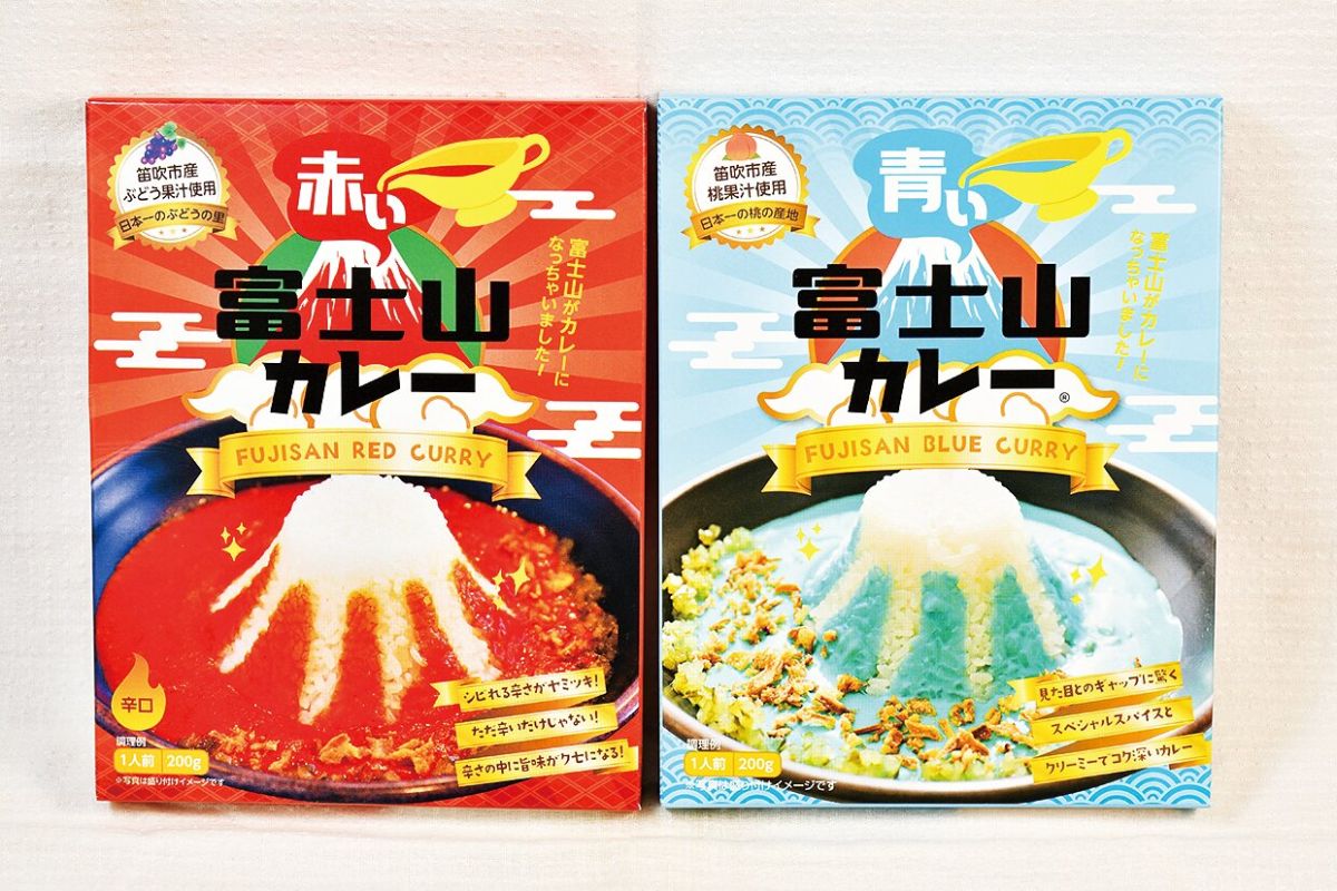 赤い富士カレー（左）・青い富士カレー（右）各864円