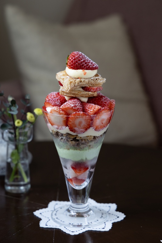 イチゴのミルフィーユパフェ単品1550円、ドリンクセットは1750円 