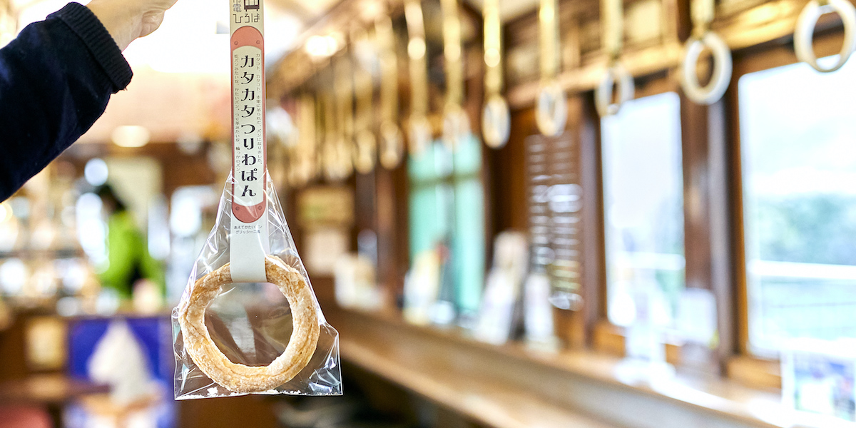 【京都】電車のつり革がパン⁈ 大正時代のレトロな木製車両で楽しいカフェ時間