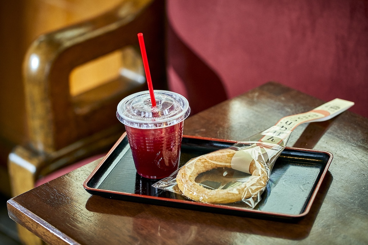 「カタカタつりかわぱん」（各種）テイクアウト350円、イートイン360円／「京赤しそソーダ」テイクアウト580円、イートイン590円