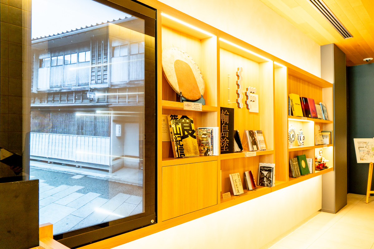 エレベーター前は、金沢に関する書籍も