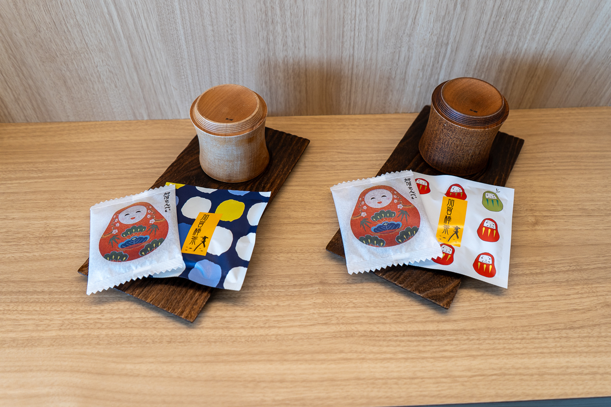 「ジュニア スイートルーム」のお茶菓子とお茶