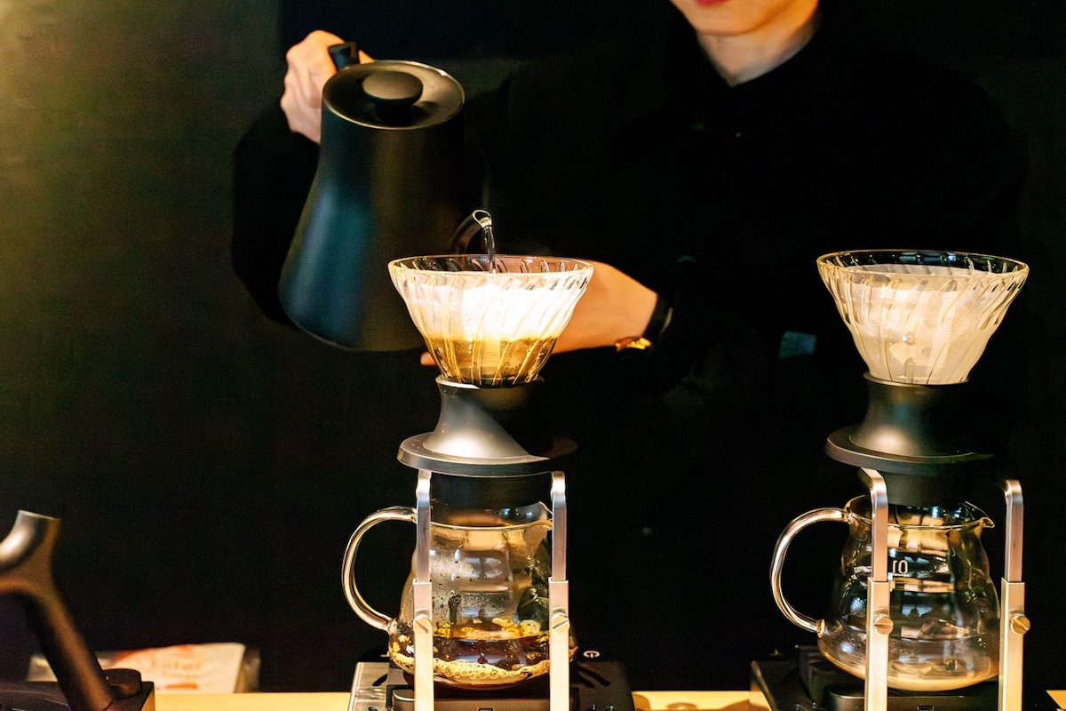 コーヒーを入れる姿が対面で見られるのも楽しい