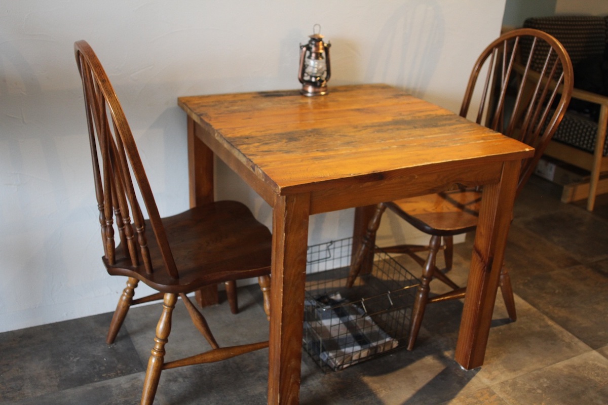 木の温もりが感じられるナチュラルな雰囲気の店内