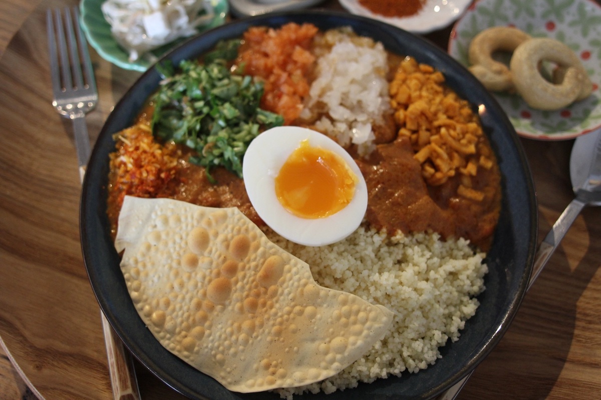 パパド（写真下）にルーをつけて食べるのもおいしい