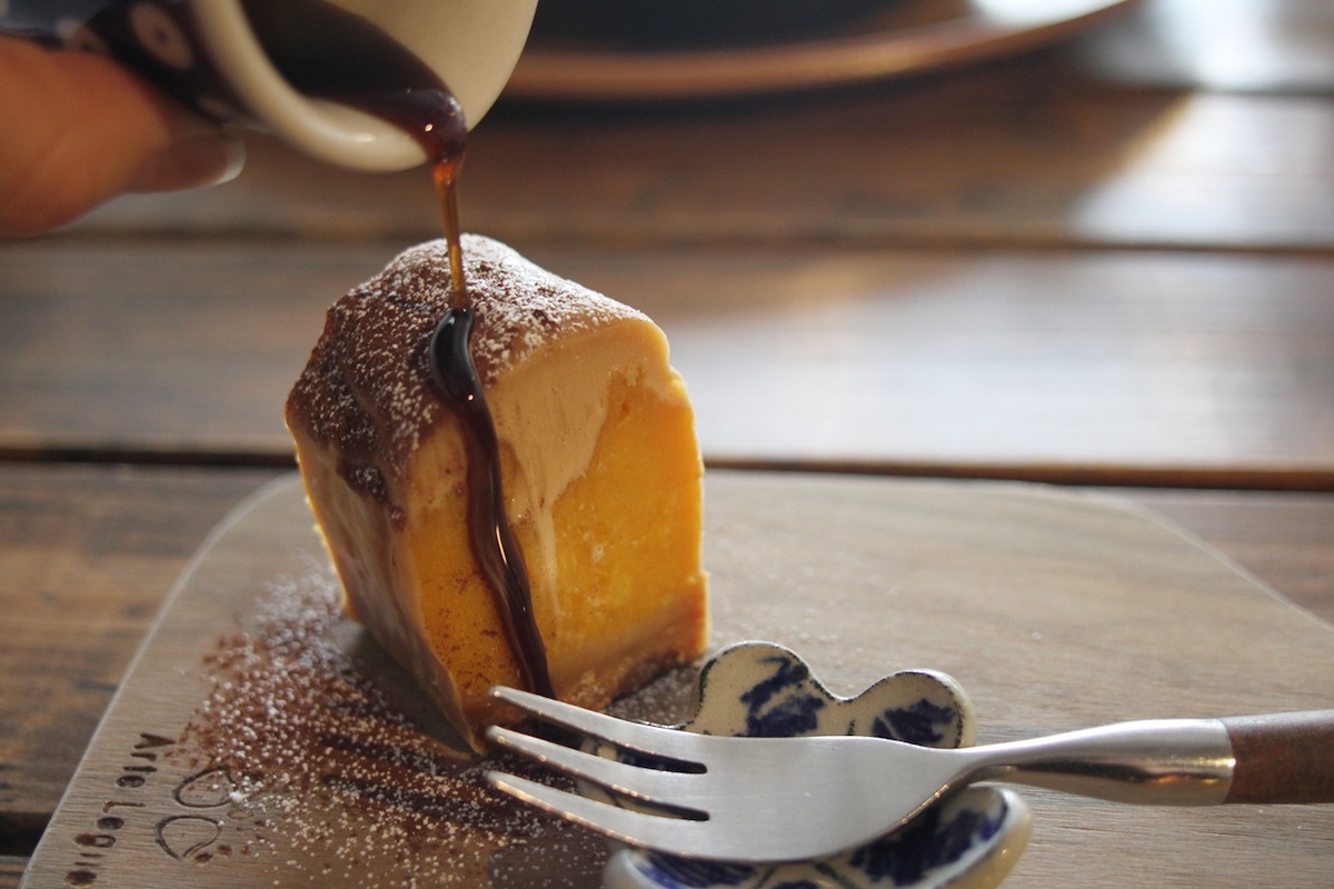 カラメルソースをたっぷりかければ、さらにカボチャの風味が引き立つ