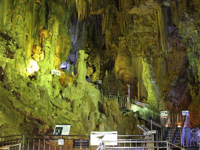 高さ約29mの洞内最大のホール「滝根御殿」