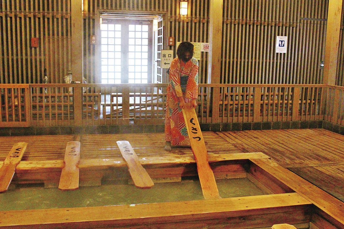 「熱乃湯」の建物は草津のランドマーク