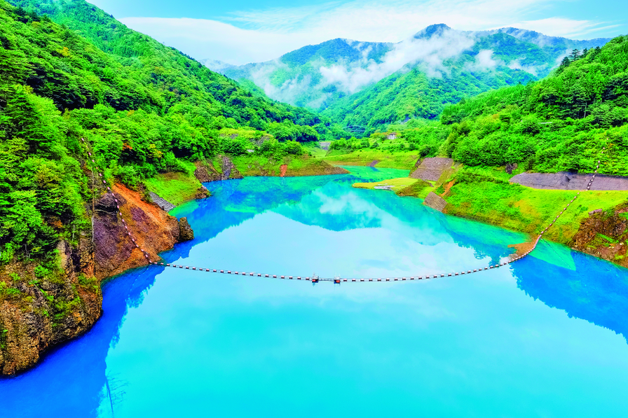 鮮やかな四万ブルーに圧倒されます