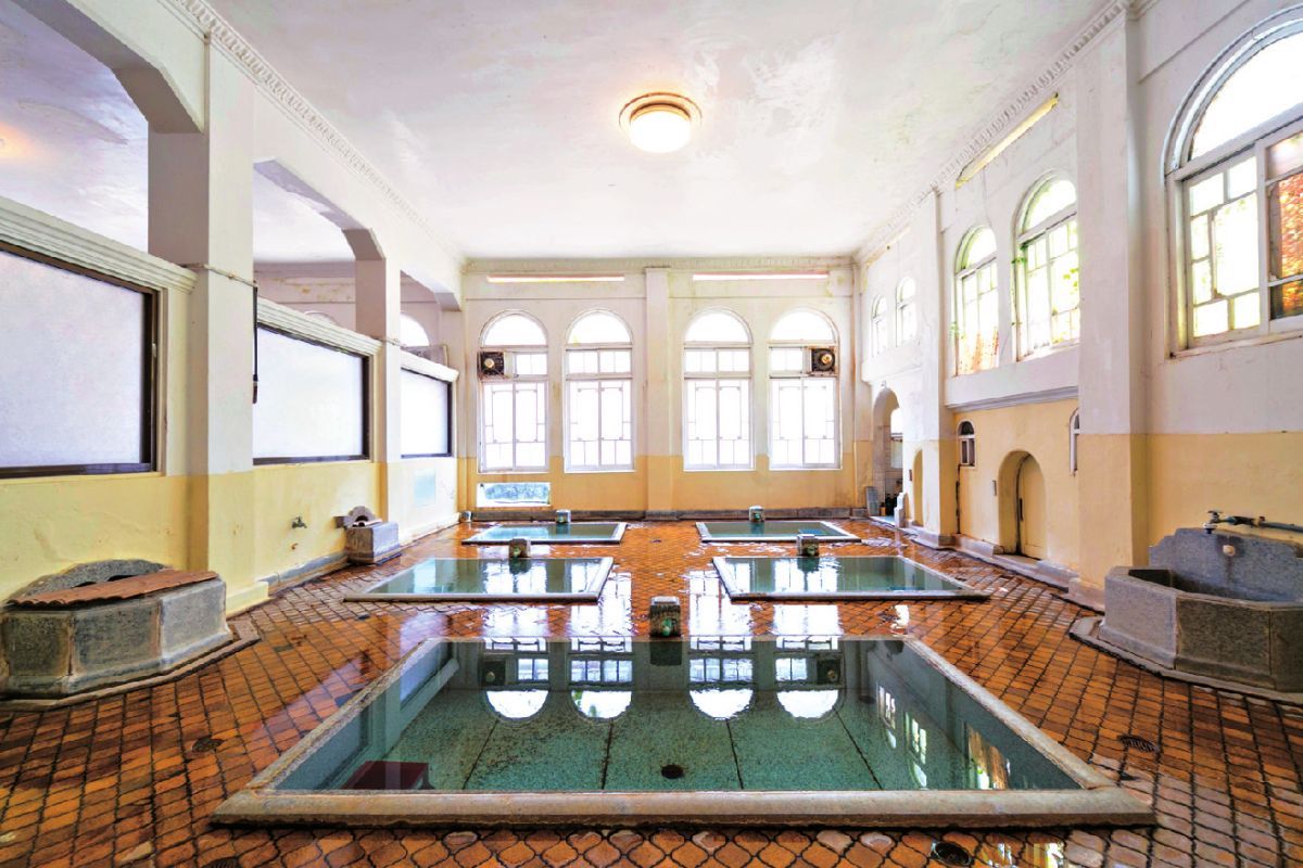 ノスタルジックな温泉建築を楽しんで