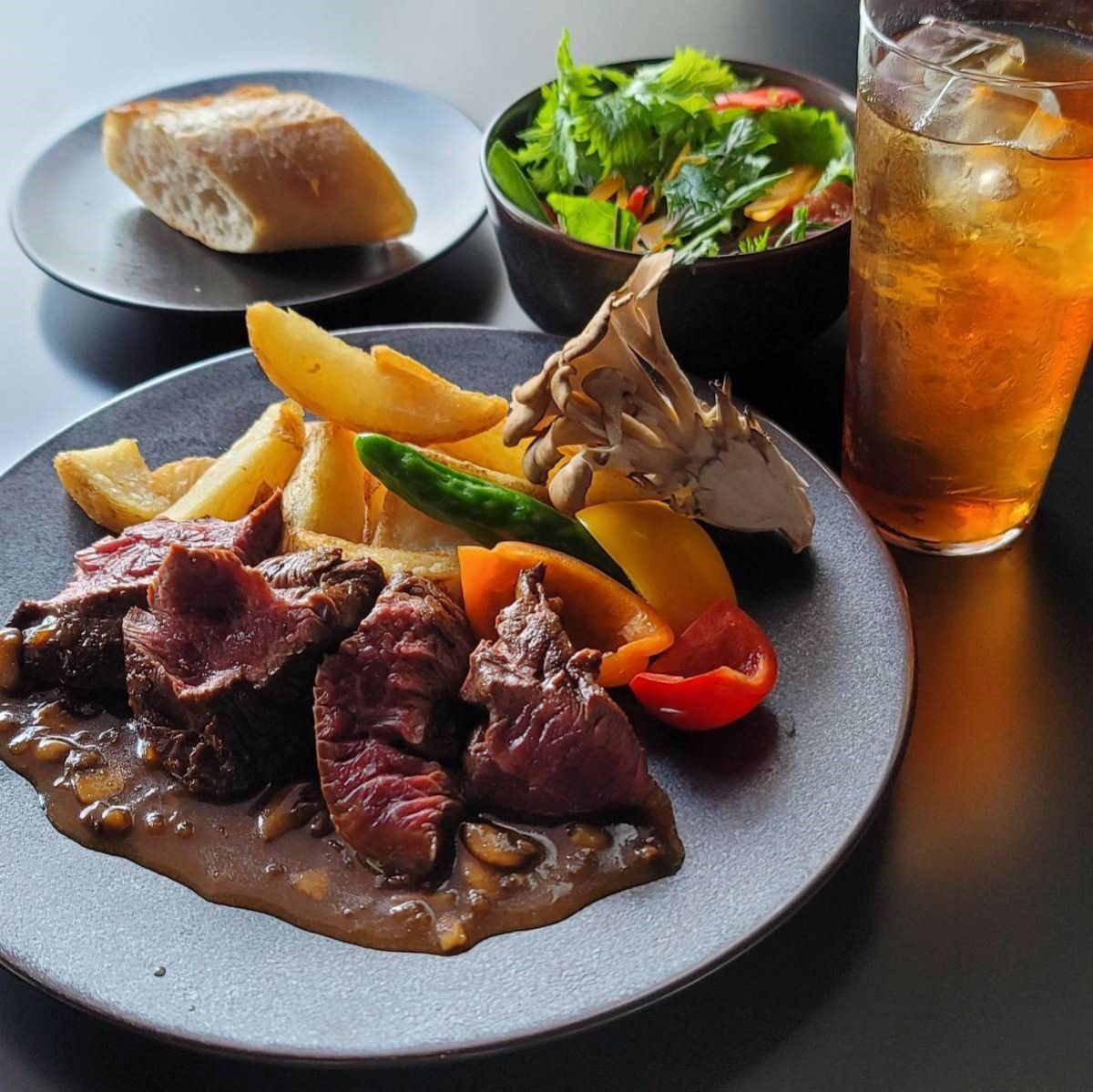 「バヴェットステーキセット 150g（サラダ・バゲット or ライス・ドリンク付き）」1700円　※土・日曜は金額に変更あり