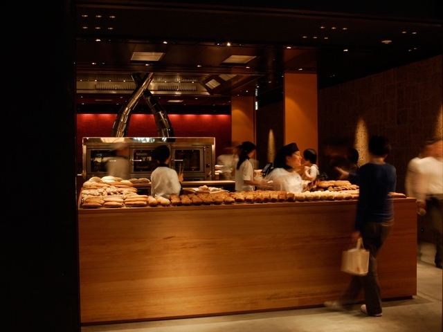 ここでしか買えない“MADE IN TOKYO”のパンは、店内のカフェでも食べることができる