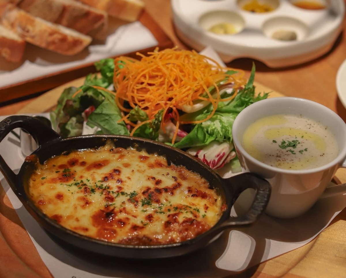 「アッシパルマンティエ」自家製パン食べ放題、6種のディップ、サラダ、スープ付　2420円