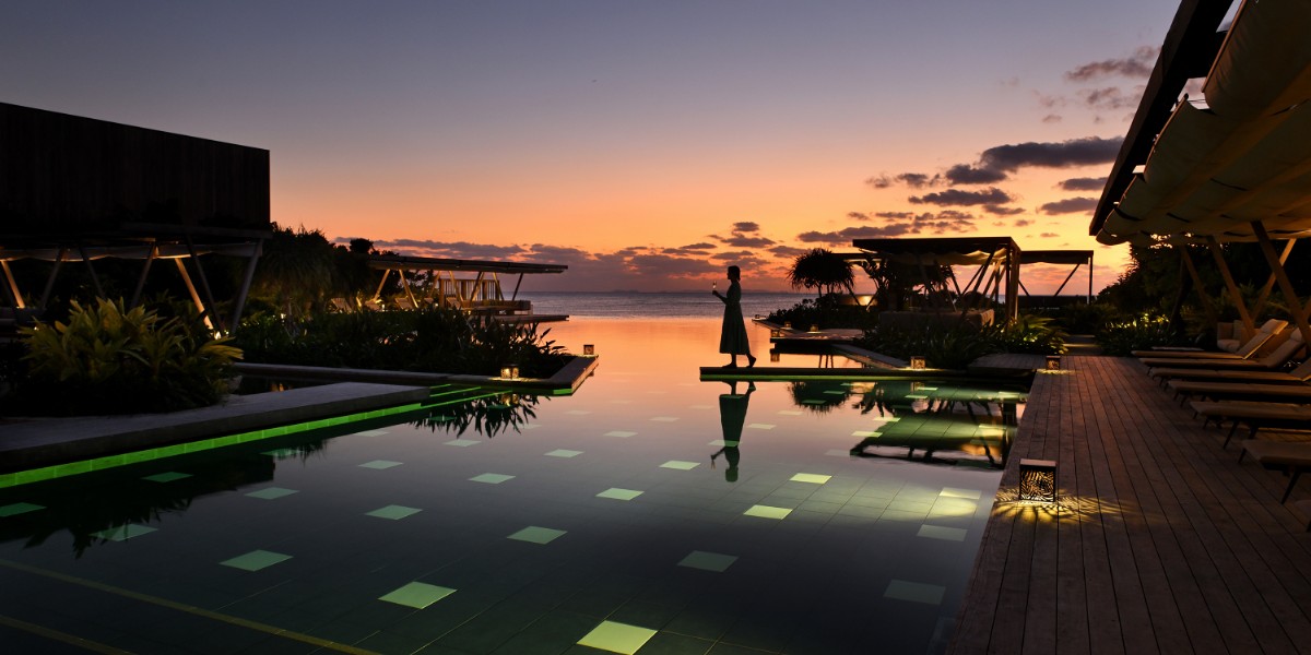 「星のや沖縄」のプールサイドで開催! 星空や三線の音色に癒やされる「宵涼みナイトプール」が5月1日からスタート