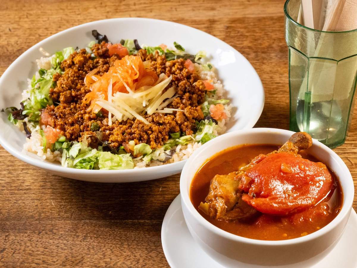 「Aランチ」 1500円 ※特製ドライキーマのせライス＋4種類から選べるお好みのカレー（写真はトマトとチキン）＋きざみ生野菜またはスープ付き