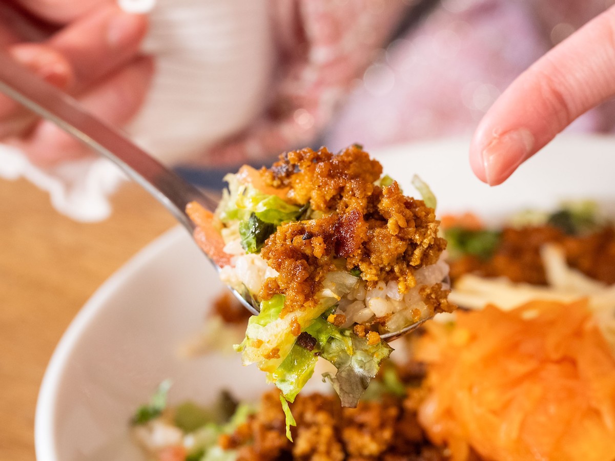 スプーンですくうとパラパラ感がより分かりやすい！