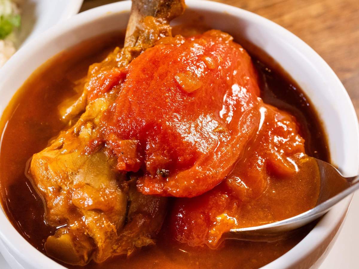 「トマトとチキン」カレーは中辛をセレクト　