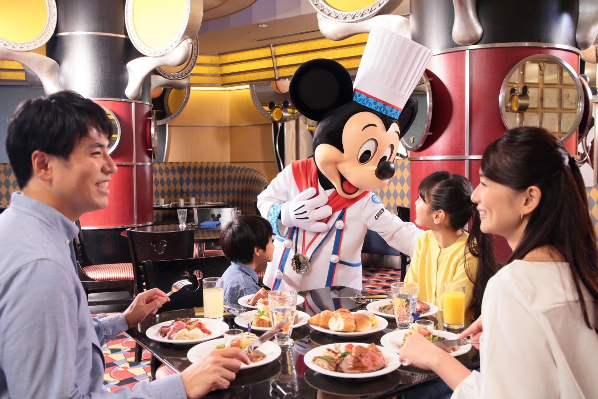 ミッキーにはランチ＆ディナーブッフェでも会える