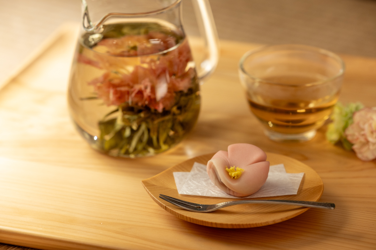 花暦を表現した和菓子とお茶のセット