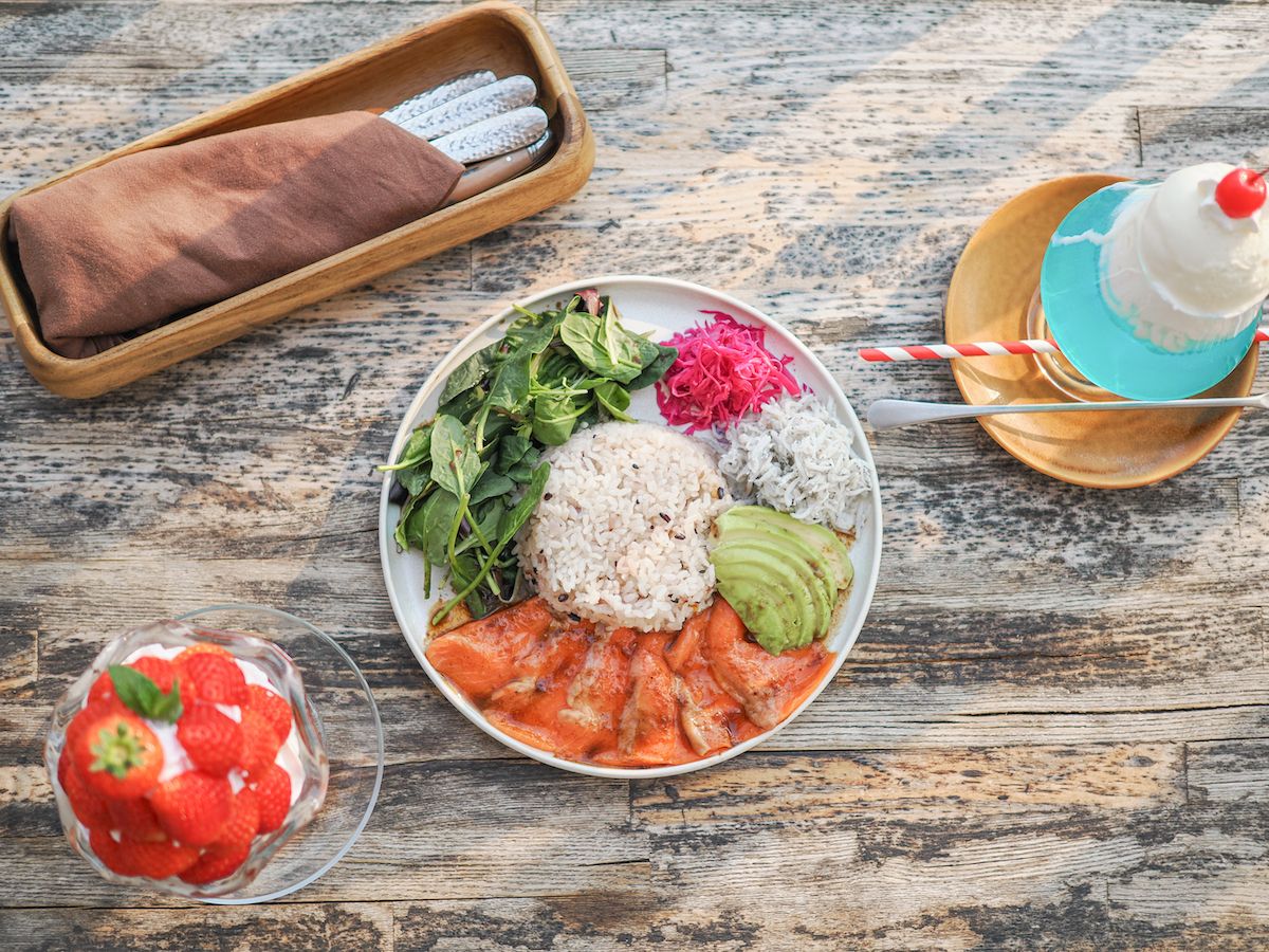 「サーモンとアボカドとシラスの十五穀米ボウル」1850円 OM-3, OM 25mm F1.8 II, 1/2000秒 F2 ISO 200 ©6151 カラープロファイル