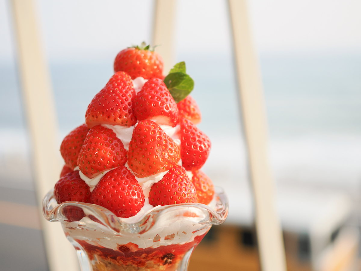 「季節のフルーツパフェ」1980円 OM-3, OM 25mm F1.8 II, 1/2500秒 F1.8 ISO 200 ©6151 カラープロファイル