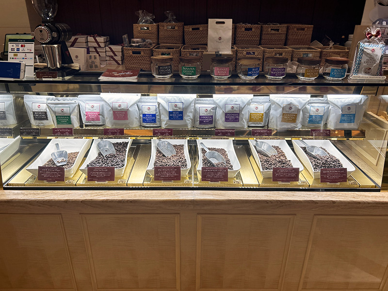 （左から）「メキシコオーガニック デカフェコーヒー」800円、「パナマ・ゲイシャコーヒー」3000円、「ハワイコナブレンド」1200円、「ブルーマウンテンブレンド」1200円、「インドネシアマンデリンブレンド」600円、「ゴールデンモカブレンド」600円、「ロイヤルクリスタルブレンド」600円 ※すべて100gあたりの価格