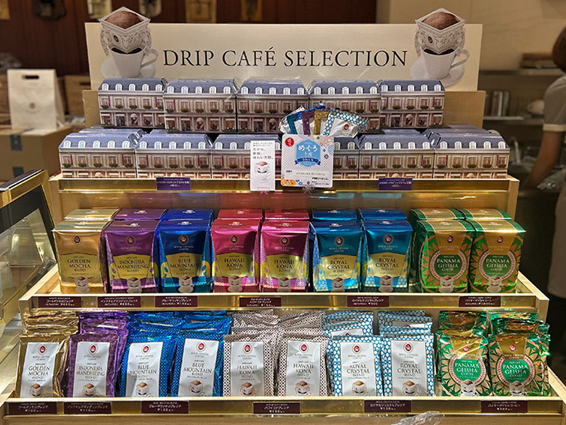 （左から）「ゴールデンモカブレンド」5パック入り 600円／1パック 100円、「インドネシアマンデリンブレンド」5パック入り 650円／1パック 110円、「ブルーマウンテンブレンド」5パック入り 750円／1パック 130円、「ハワイコナブレンド」5パック入り 750円／1パック 130円、「ロイヤルクリスタルブレンド」5パック入り 600円／1パック 100円、「パナマ・ゲイシャコーヒー」5パック入り 1600円／1パック 300円