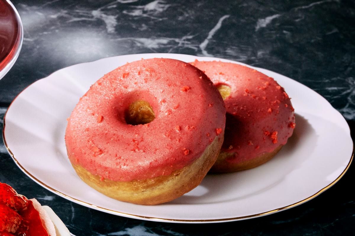 『ストロベリードーナツ』<お持ち帰りの場合> 304円 <店内ご利用の場合> 310円